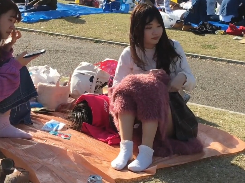 【盗撮動画】お花見会場でガード意識皆無の素人娘パンチラ！この後寝転がってパンツ丸見えにｗｗ