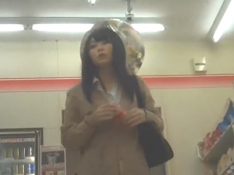 【盗撮動画】ハイリスクなガチモノ逆さ撮りパンチラ！コンビニ店内で白Pを盗み撮られた黒髪ロングヘアーの美少女JKちゃん