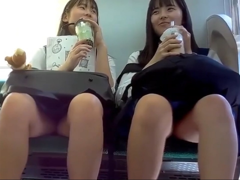【盗撮動画】電車で2人まとめて撮られる帰宅中の仲良しJK対面パンチラ（他青チェなど多数収録）