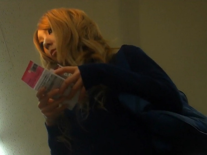 [Voyeur Video] After-school upskirt footage of a blonde high school girl! With her super-short skirt, I had no trouble capturing her bright red satin panties lol