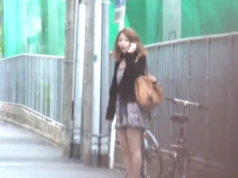 【盗撮動画】危険人物に目をつけられたお姉さんがパンチラ盗撮に勘付き警察に通報するまでの一部始終がこちら・・・