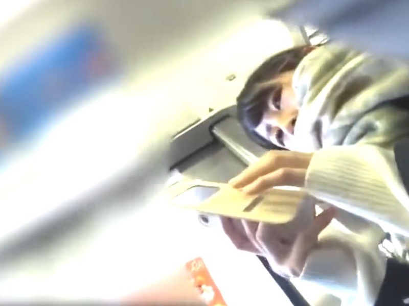 【盗撮動画】マフラー巻いた青チェJKの逆さ撮りパンチラ。フロント中心で靴下直しの収録もあり