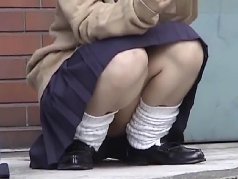 【盗撮動画】しゃがみ込んでがっつりハミ毛&ハミ具しかけている制服JKのしゃがみパンチラ。これはアカンｗｗｗ