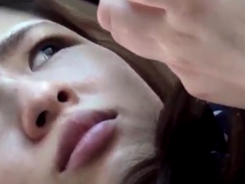 【盗撮動画】美人OLが電車でプロ痴漢師に遭遇 ⇒ 股間弄られて半泣きになっている犯罪記録映像が公開されてしまう