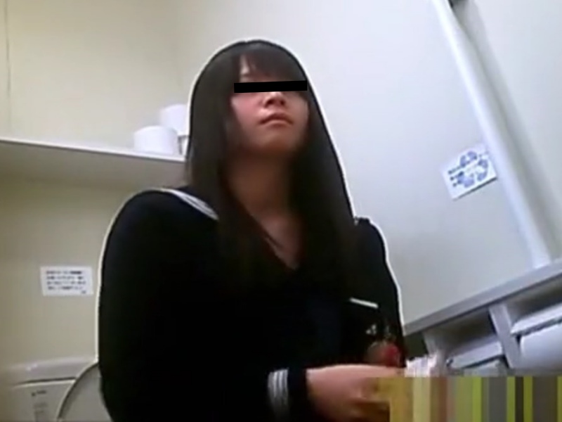 [Voyeurism Video] Convenience Store Manager Arrested for Filming in Women’s Restroom! Here’s the High School Girl Restroom Video That Somehow Leaked Afterward...