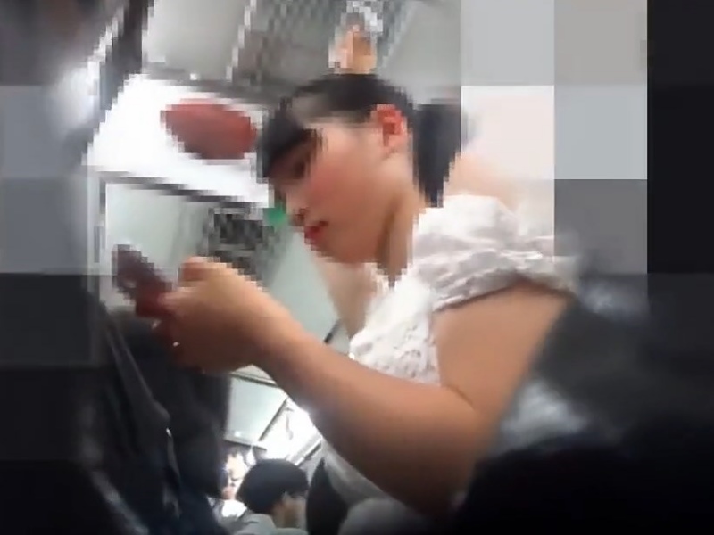 【盗撮動画】見逃し厳禁！アイドル級SSSランク美少女JKの純白サテンPから背中チラまで拝める伝説の逆さ撮りパンチラ