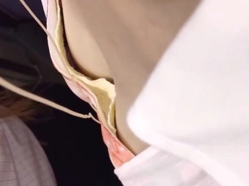 【盗撮動画】胸チラ撮り師「帰宅ラッシュの満員電車という美人OLの乳首が拝める美味しいシチュエーションｗ」