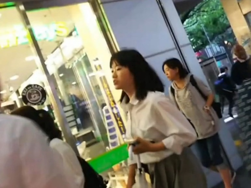 【盗撮動画】制服JKスカートめくりパンチラ3人分！職人撮り師本気の撮影でパンティから背中まで丸見えにｗｗ