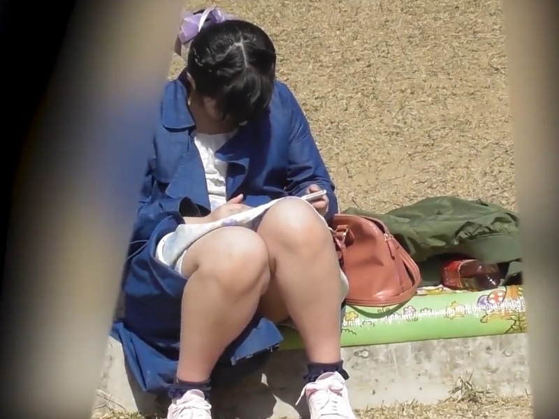 【盗撮動画】正面アングルで丸見え座りパンチラ！大学キャンパスが座りパンチラの宝庫だった件ｗｗ