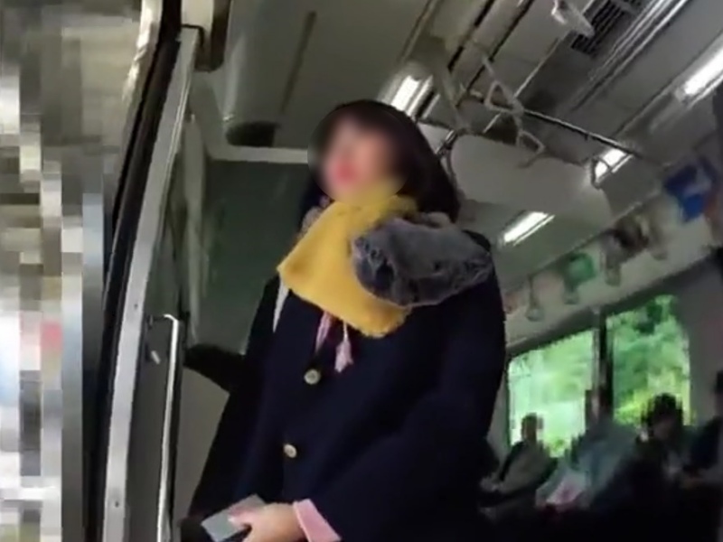 【盗撮動画】王道中の王道！制服JK逆さ撮りパンチラ！やっぱり制服娘は白Pに限る