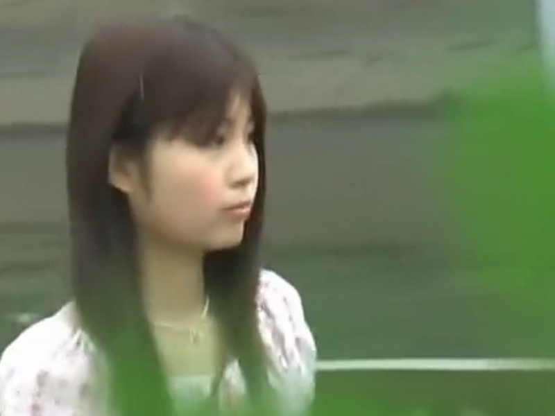 【盗撮動画】可愛い私服ギャルさん、背後からのしゃがみパンチラ盗撮でTバックからアナルが丸見えになるｗｗ