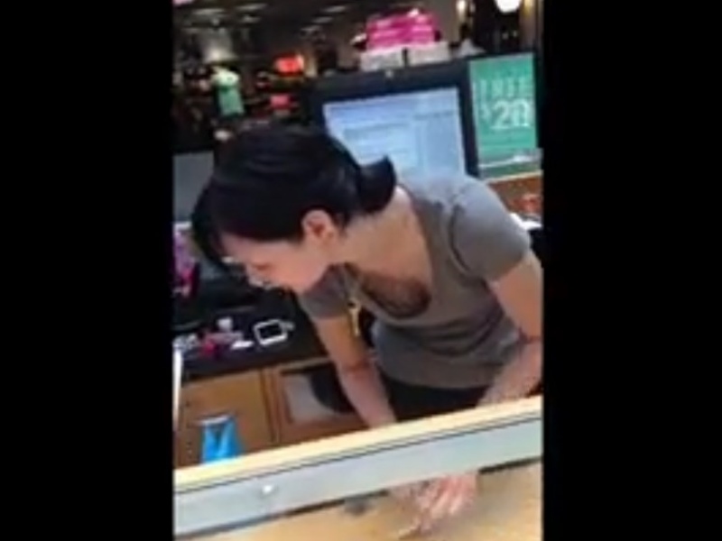 【盗撮動画】ガチ注意！ジュエリーショップの美人店員の胸チラ盗撮に挑んだ変態の犯行記録映像