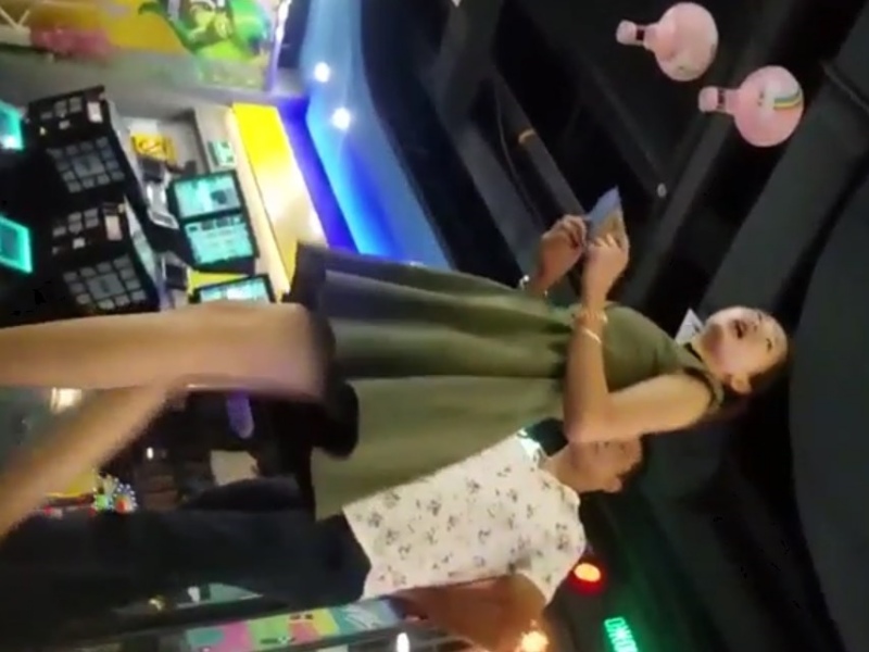 【盗撮動画】パンチラ撮り師が潜むゲーセンに迷い込んだ素人女子さん、がっつり逆さ撮りされる