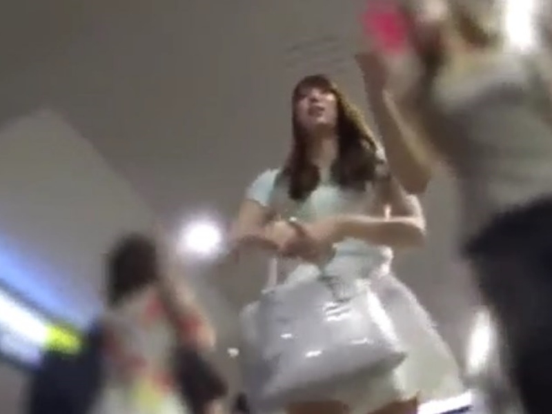【盗撮動画】激カワ私服ギャル追跡撮り！ヒラヒラスカートでパンチラ盗撮余裕でしたｗｗｗ