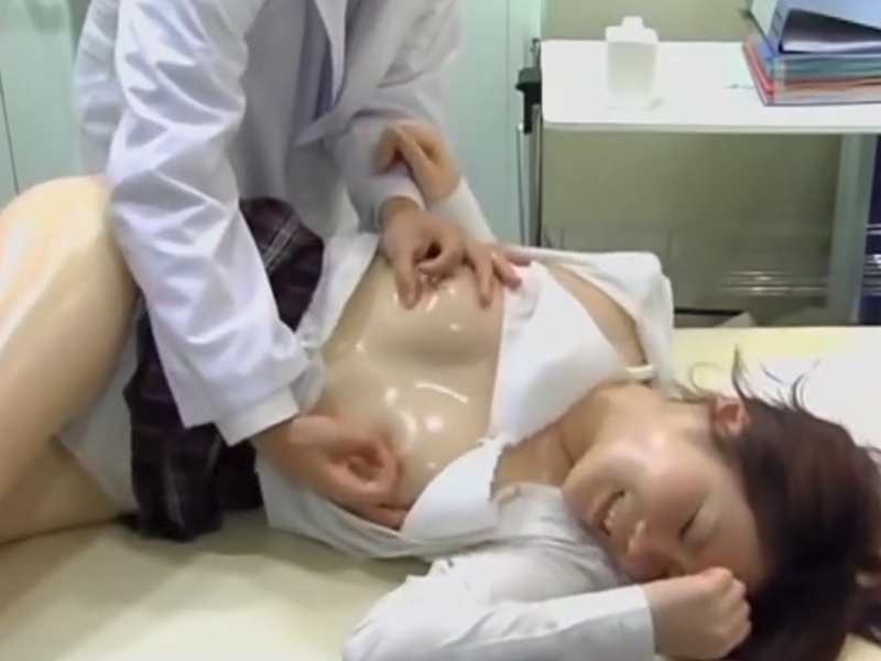 [Voyeur Video] A schoolgirl in uniform falls prey to a sleazy masseur—her nipples are so sensitive she loses control