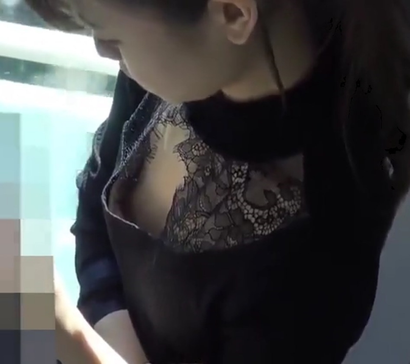 【盗撮動画】電車のドア横で乳首GET大成功！ハイスペ美人JDの小ぶりなおっぱいと小粒乳首をご覧ください