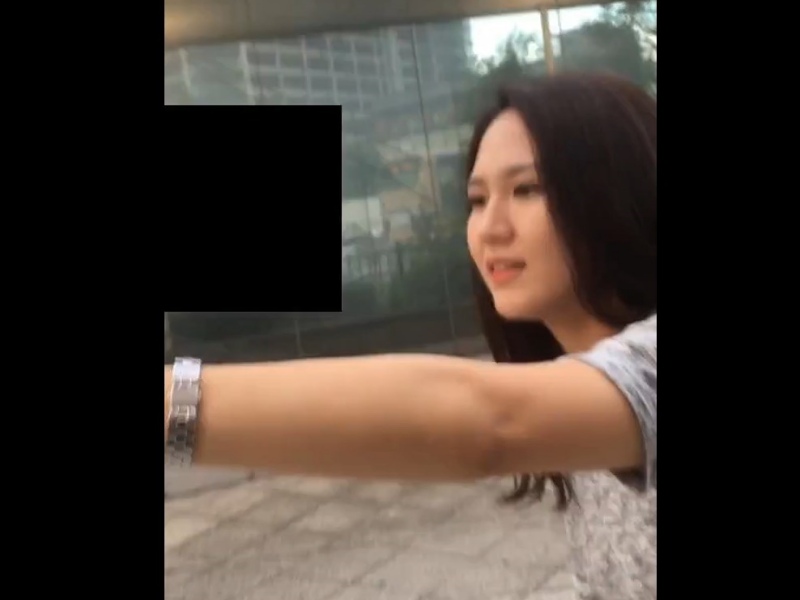 [Voyeur Video] A dangerous guy approaches an incredibly cute amateur girl and repeatedly lifts her skirt—this upskirt voyeur video is five times worse than you could imagine