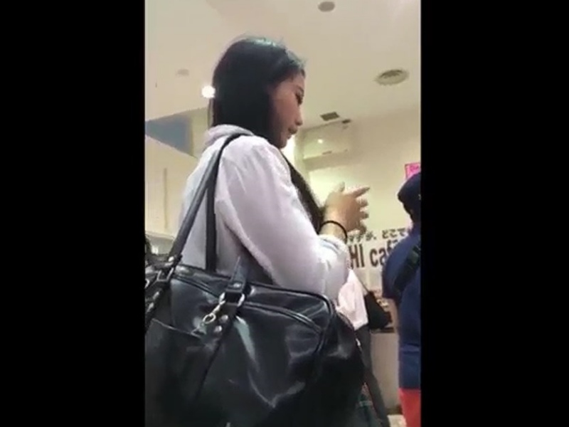 【盗撮動画】コンビニ店内逆さ撮りパンチラ！くっそ可愛いギャル系JKメインでいかにもな生パン多数収録！