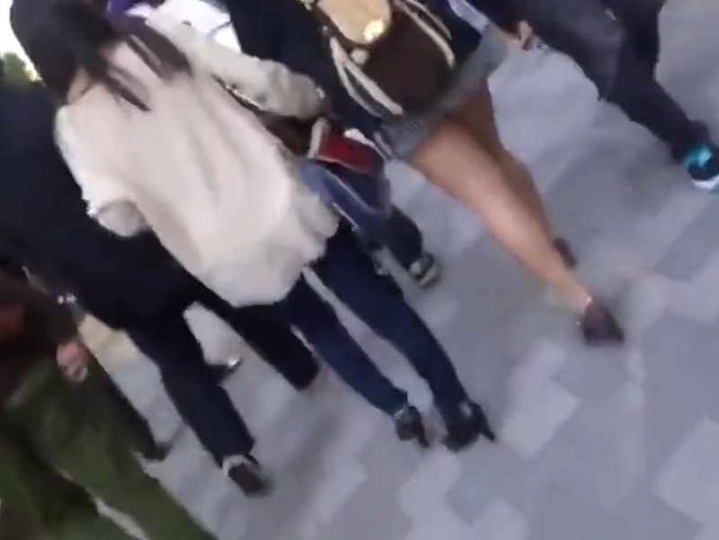 【盗撮動画】ママと一緒にお出かけ中のミニスカ私服JKパンチラ！粘り勝ちで白のフルバックPをゲット成功