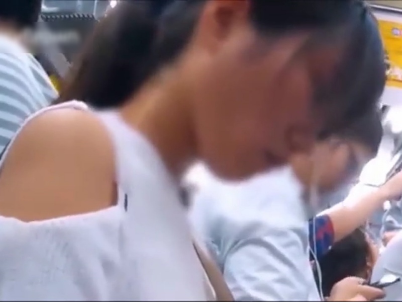 【盗撮動画】JC疑惑の美少女が満員電車で痴漢被害に... 伝説の痴漢記録映像、満を持して流出してしまう