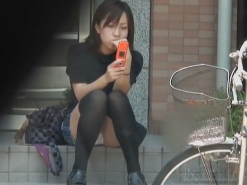 [Voyeur Video] Total success in catching a panty flash from an amateur gal sitting defenselessly in denim shorts lol
