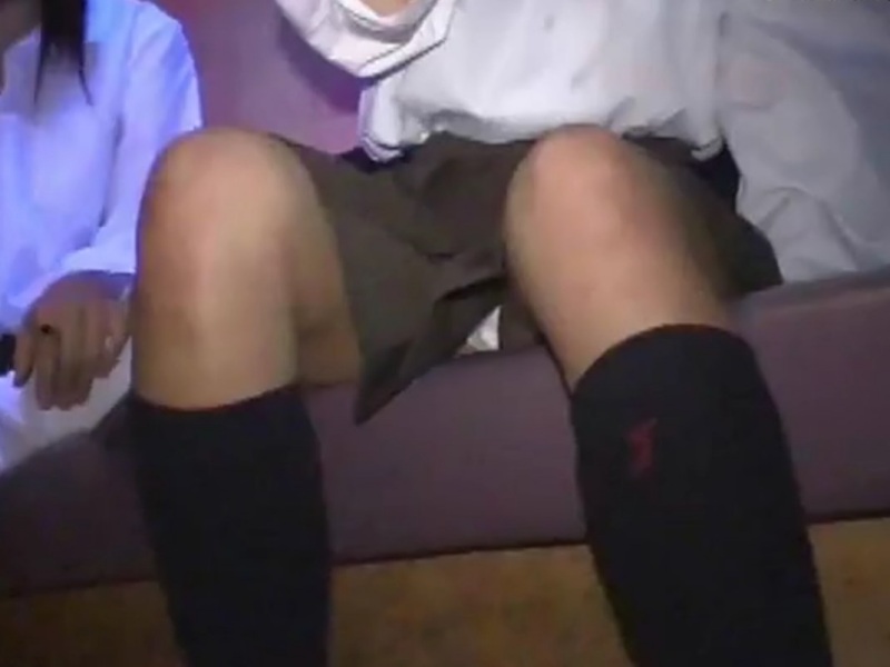 [Voyeur Video] Footage of a high school girl singing in a karaoke booth, showing a glimpse of her underwear while sitting—somehow it ended up circulating online