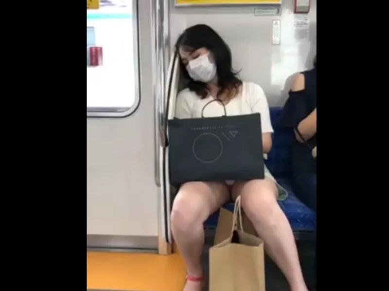 [Voyeur Video] An amateur girl in a miniskirt dozing off on the train quickly becomes the subject of a face-to-face upskirt shot