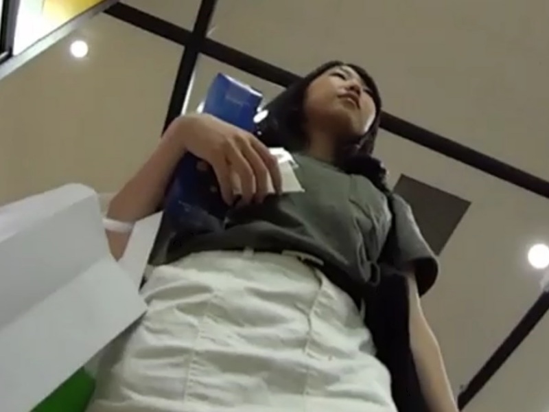 【盗撮動画】ショッピング中の可愛い素人娘の逆さ撮りパンチラ2名分。直下アングルでの撮影に成功ｗｗ