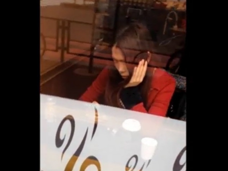 【盗撮動画】おしゃれなカフェで休憩中の上玉美人ギャルが純白サテンパンチラを盗み撮られるまでの一部始終