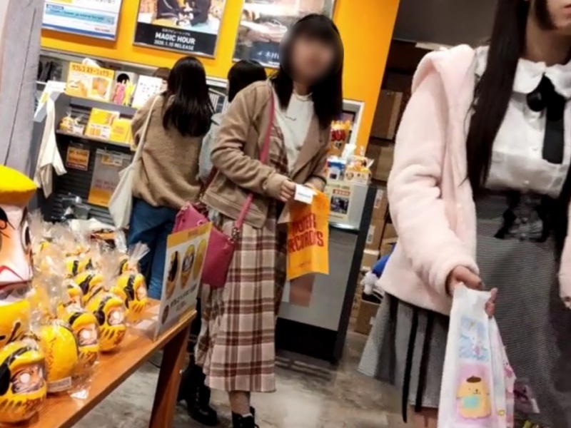 【盗撮動画】完全特定不可避。誰もが知る店内で私服JKを逆さ撮りしたパンチラ動画、流出・・・