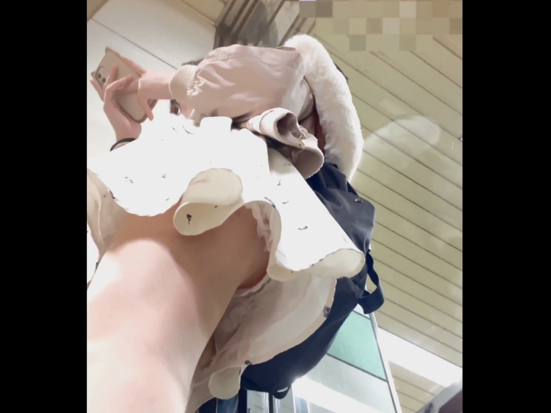 [Voyeur Video] Idol-like College Girl in Casual Clothes Caught in an Upside-Down Shot with a Panty Flash! Caught for a Long Time While Waiting for a Train on the Station Platform