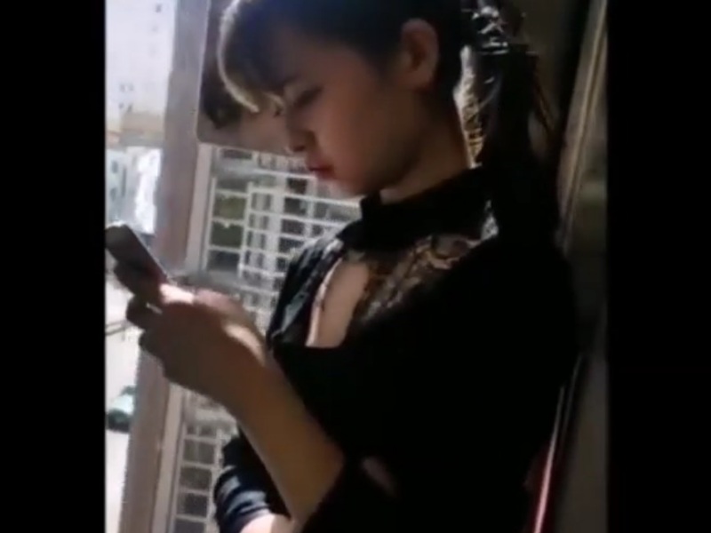 【盗撮動画】この激カワ美人JDの電車内胸チラ動画って”歴史に残る名作”だよな