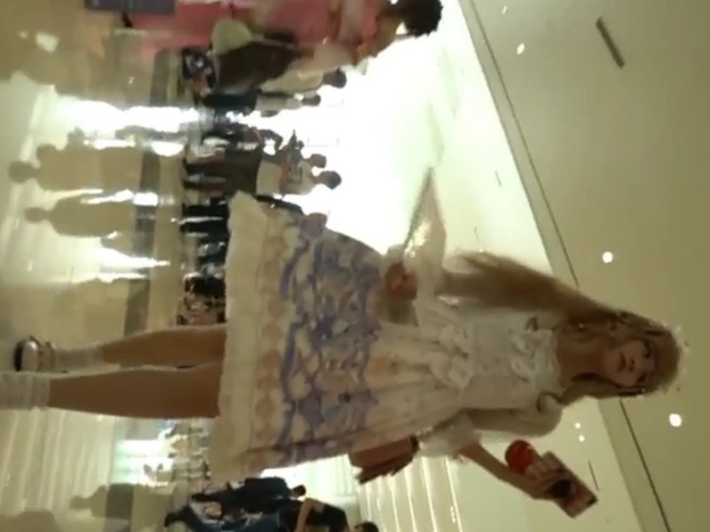[Voyeur Video] A stunningly cute cosplayer—the kind you’d find once in a million—gets her panties caught on camera at Comiket