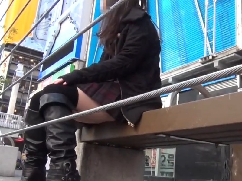 [Voyeur Video] Upskirt footage of amateur girls and high school girls filmed at a famous Kansai landmark known to everyone has been posted on a file-sharing site