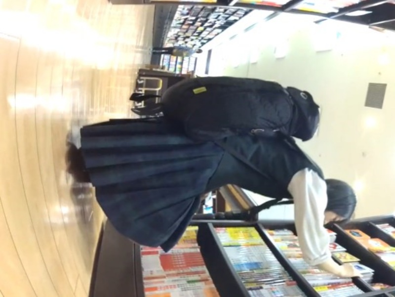【盗撮動画】こういう普通の制服JKが逆さ撮りされているパンチラ動画の生々しさは異常