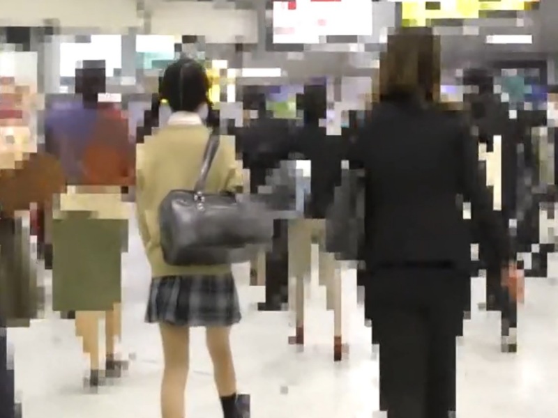 【盗撮動画】ツインテ美少女JKさん、帰宅の満員電車でクチュクチュされても抵抗できない...