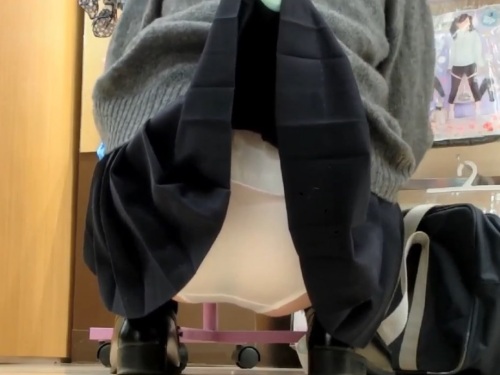 【盗撮動画】上級変態氏、買い物中のJKのスカートを”傘の柄”でめくる荒業でパンチラをGETするｗｗ