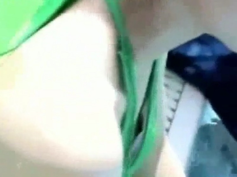 【盗撮動画】レジャープールでビキニママの乳首GET！妙に生々しい胸チラ動画が投稿されてしまう