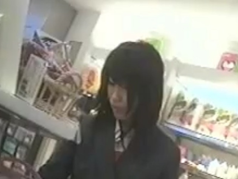 【盗撮動画】年代特定済み。2006年に撮影された制服JKなどのガチ逆さ撮りパンチラ動画がこちら...
