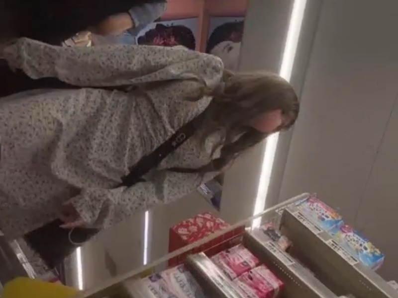 【盗撮動画】これから出勤っぽいお水系ギャルの最高にスケベなTバックパンチラ ※コンビニ店内編