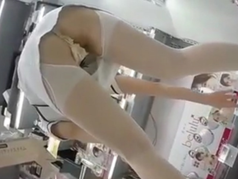 [Voyeur Video] A stunningly beautiful schoolgirl-uniformed shop clerk gets caught in an incredibly sexy pose with a panty flash lol