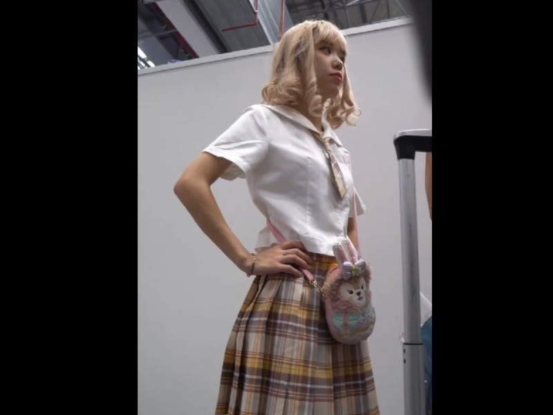 【盗撮動画】2名収録！コスプレイベント会場のS級美少女レイヤーの逆さ撮りパンチラ
