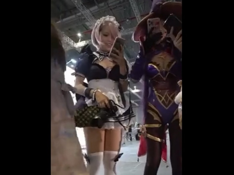 【盗撮動画】コスプレイベントに生パンで参加したレイヤーさん、早速パンチラを撮られるｗｗｗ