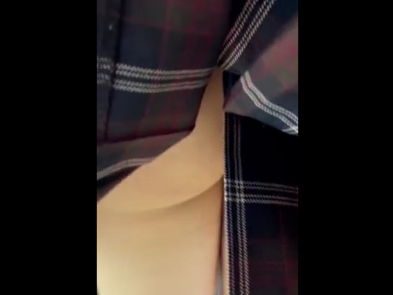 【盗撮動画】制服スカートの中がTバック状態のむっちりJKちゃん、スカートめくりでパンチラを晒される