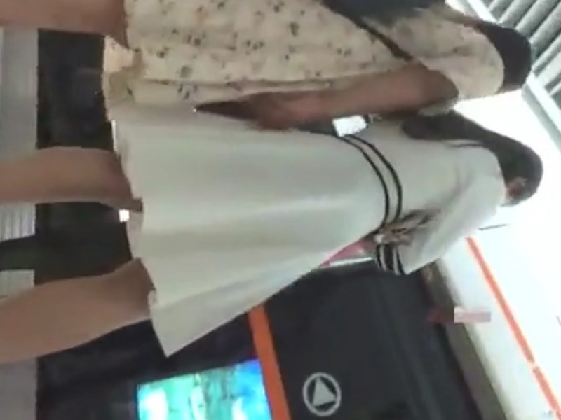 【盗撮動画】地下鉄の駅で日常的に盗撮をしている変態の”ガチモノ”逆さ撮りパンチラ動画をご覧ください