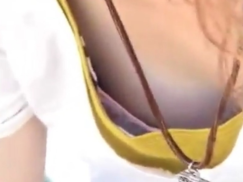 【盗撮動画】乳首GETシーン続出。「胸チラはやっぱエエよなあ～」ってなる秀逸な動画がこちら