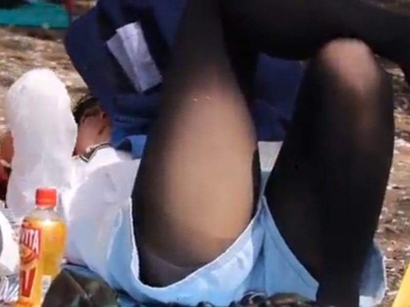 [Voyeur Video] Successfully zoomed in on a panty flash through the gap in a beautiful office lady’s short shorts after she got completely drunk at a cherry blossom viewing party