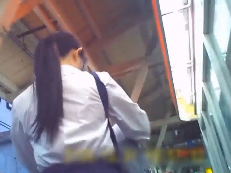 【盗撮動画】真面目で大人しそうな制服JKを尾行⇒パンチラ盗撮に至る変態の犯罪記録映像がこちら・・・