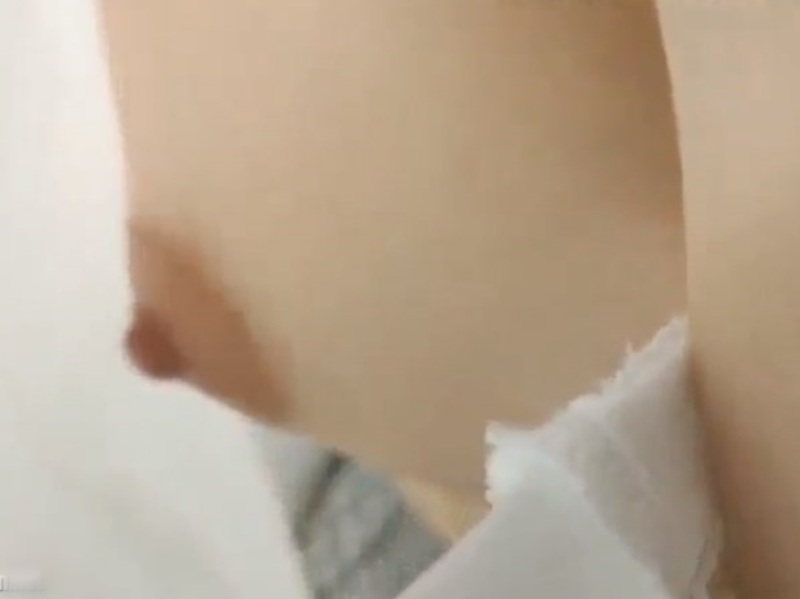 【盗撮動画】ワクチン接種会場でも胸チラ盗撮事案。がっつり乳首を盗み撮られる美女をご覧ください