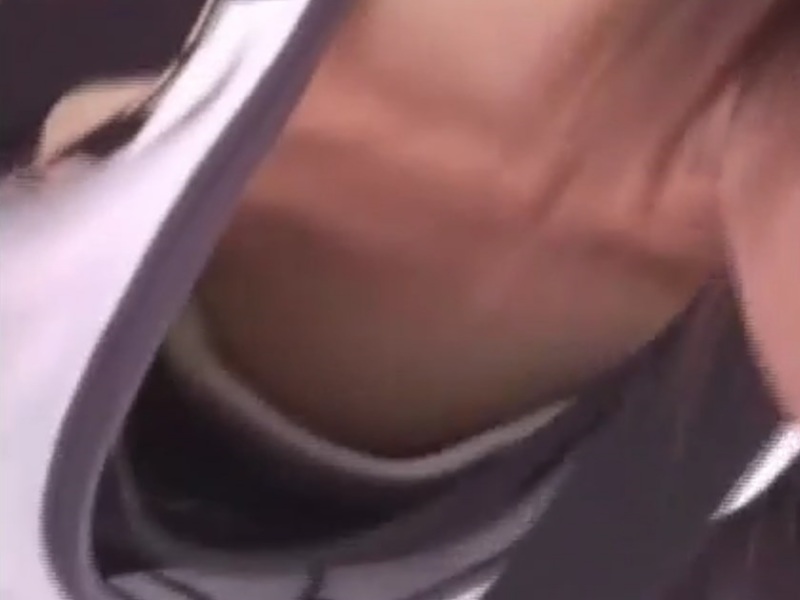 【盗撮動画】某有名スポットで撮影された素人ギャルたちの油断胸チラ、乳首見えまくりでシコすぎる